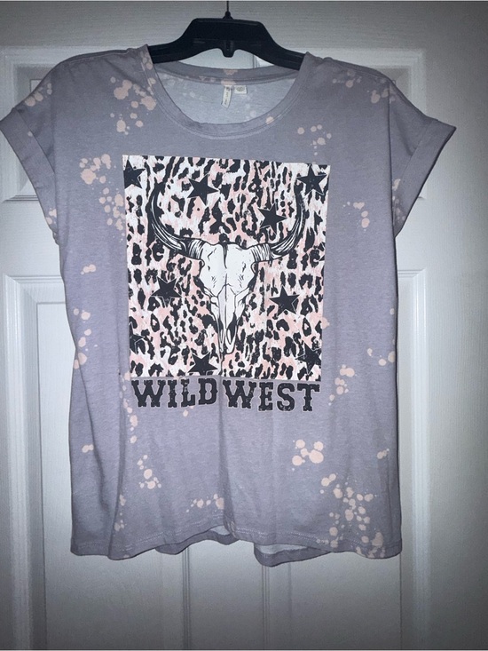 Cato Tops - Cato Wild West Print Tee – Light Purple | Size Medium| (pit to pit): 20